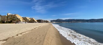 APARTAMENTOS AQUARIUM (REF 2A). ON THE BEACHFRONT, PERFECT X 2.