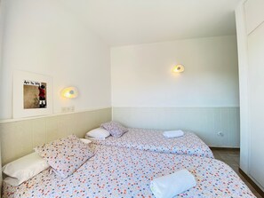 1 slaapkamer, een strijkplank/strijkijzer, reisbedje, gratis wifi