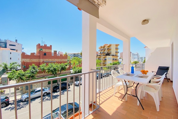 Terrasse avec store, 1 chaise longe et table et chaises pour manger.