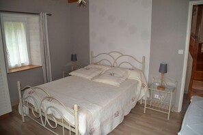 4 bedrooms, iron/ironing board, free WiFi, bed sheets