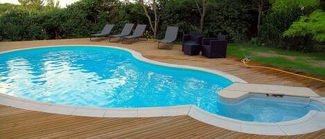 Een buitenzwembad, een verwarmd zwembad