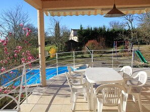 Una piscina al aire libre, una piscina climatizada