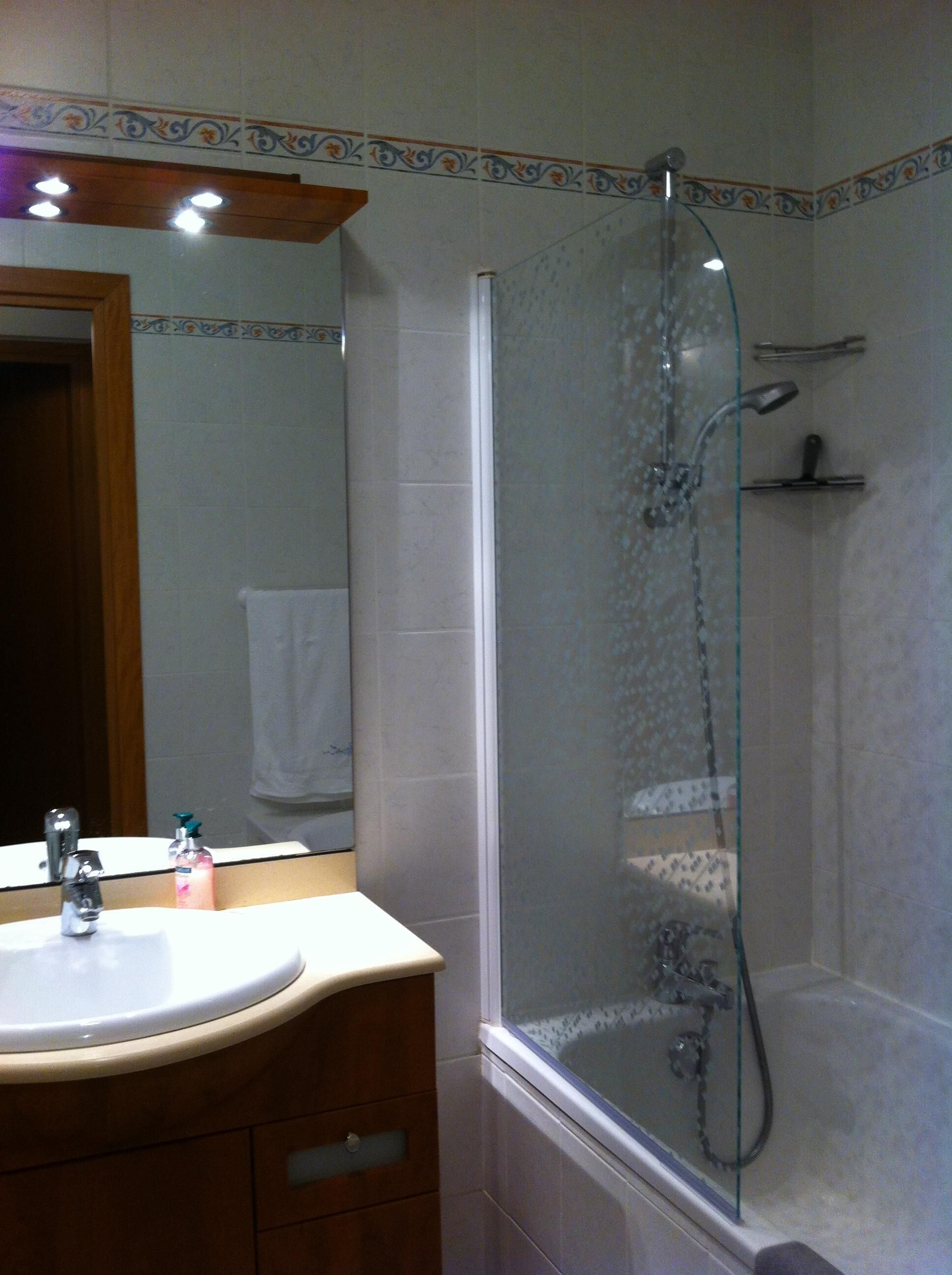 Baignoire, sèche-cheveux, serviettes fournies, savon