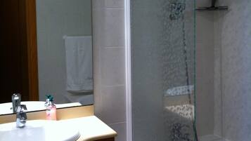 Baignoire, sĂšche-cheveux, serviettes fournies, savon