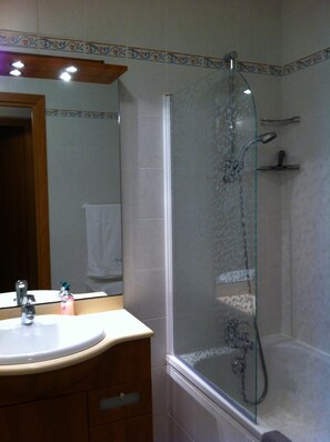 Badewanne, Haartrockner, Handtücher, Seife