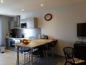Fridge, microwave, oven, stovetop - Air-conditioned apartment in a village house, Historic Mèze, Bassin de Thau (Mèze)