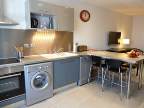 Fridge, microwave, oven, stovetop - Air-conditioned apartment in a village house, Historic Mèze, Bassin de Thau (Mèze)