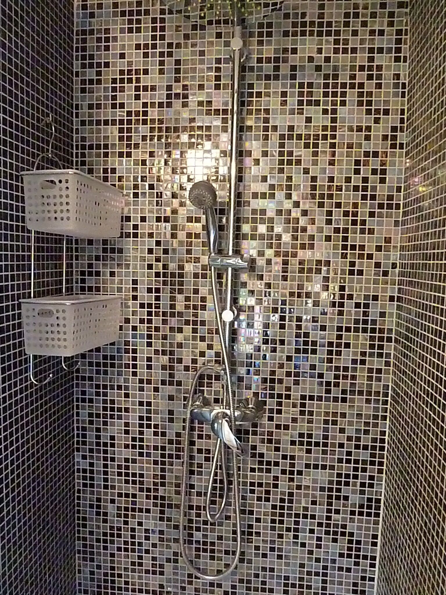 Een douche, een haardroger, toiletpapier