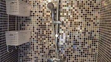 Een douche, een haardroger, toiletpapier