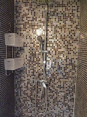 Een douche, een haardroger, toiletpapier
