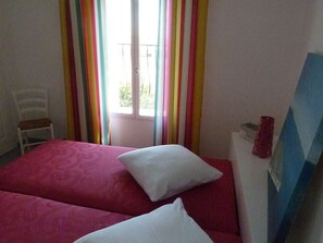 3 chambres, fer et planche à repasser, lit de bébé portatif