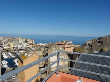 Terrasse en surplomb du vieux port