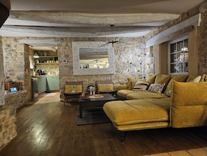 Smart TV, fireplace, stereo - Uzès: house full of character with heated pool and spa for 6-8 people (Lussan)