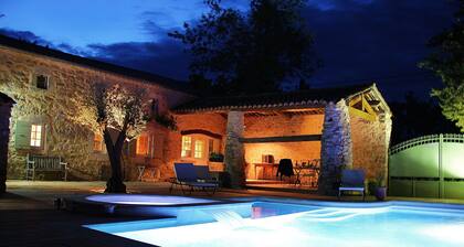 Uzès: house full of character with heated pool and spa for 6-8 people