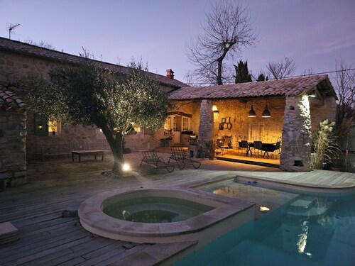 Uzès: house full of character with heated pool and spa for 6-8 people