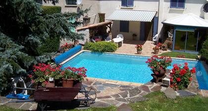Maison dans petit village cevenol avec piscine et jardin privatifs.