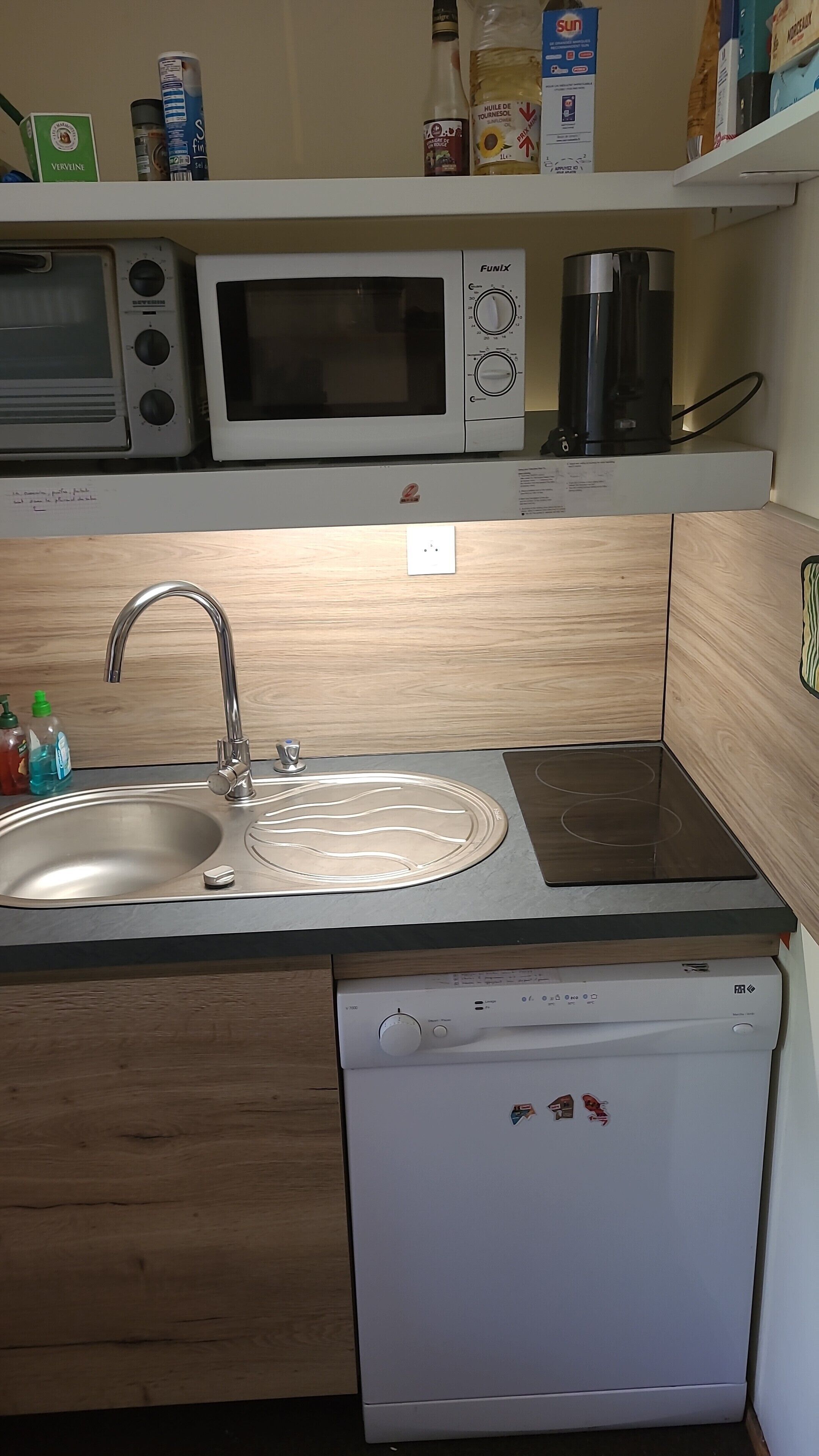 Réfrigérateur, micro-ondes, four, plaque de cuisson