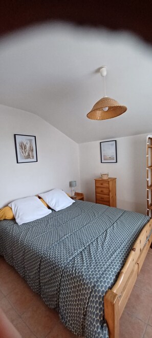 3 bedrooms, iron/ironing board, travel cot, WiFi