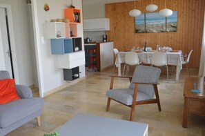 TV, DVD player, books, video library - Villa on the seafront in Hauteville sur mer. West coast of Cotentin (Hauteville-Sur-Mer)