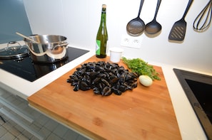 Réfrigérateur, four à micro-ondes, un four, surface de cuisson