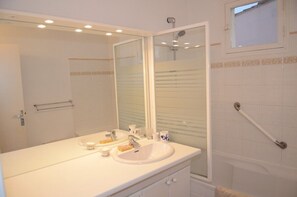 Combined shower/bathtub, hair dryer, toilet paper