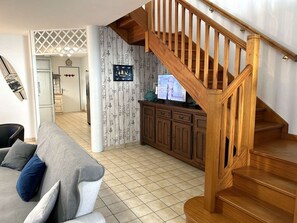 TV - Holiday Home 4 rooms, sleeps 8 in Saint-Gilles-Croix-de-Vie (Saint-Gilles-Croix-de-Vie)