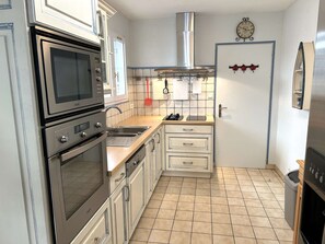 Réfrigérateur, four à micro-ondes, un four, surface de cuisson