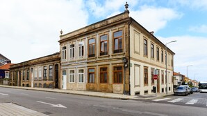 A historic building with a classic facade, large windows, and a corner location at a street intersection. - Very nice apartment in the center of Porto (Oporto)