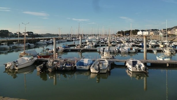 A marina with numerous boats docked at the piers. - Pretty house with enclosed garden close to amenities in ERDEVEN. (Erdeven)