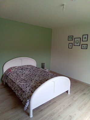 3 bedrooms, iron/ironing board, travel crib, WiFi