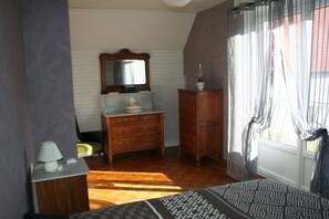 3 habitaciones, insonorización y tabla de planchar con plancha 