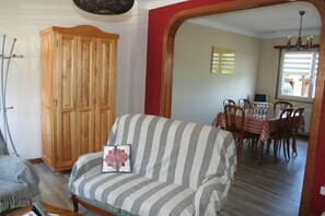 Televisión, reproductor de DVD y libros 