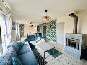 Fernseher, Kamin, Stereoanlage