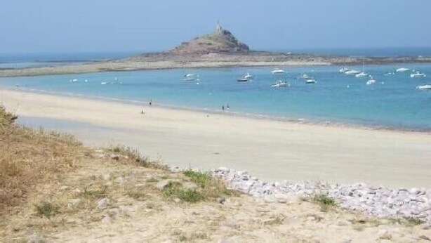 A coastal beach with boats, a rocky hill, and a clear sky. - Seaside escape - House with private SPA in Erquy (Erquy)