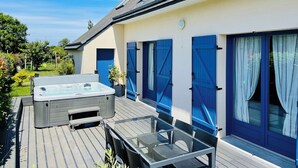 A modern house with a hot tub, a glass table, and blue shutters. - Seaside escape - House with private SPA in Erquy (Erquy)