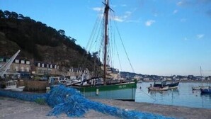A harbor with boats, a dock, and buildings in the background. - Seaside escape - House with private SPA in Erquy (Erquy)