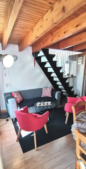 TV, books - Bright duplex apartment in Belle Ile en Mer (Le Palais)