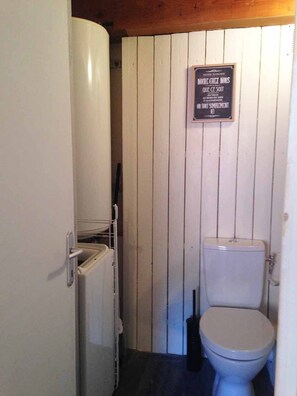 Douche, sèche-cheveux, serviettes fournies, savon