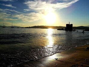 Ranta lähistöllä, aurinkotuoleja