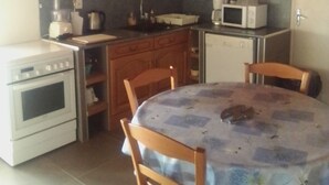 Coffee/tea maker, fridge, microwave, oven - Gite les randonneurs, 1 le Bruel des Vignes 48210 les vignes. (Les Vignes)