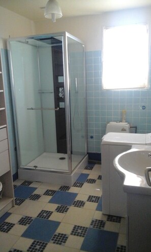 Shower, hair dryer - Gite les randonneurs, 1 le Bruel des Vignes 48210. (Les Vignes)