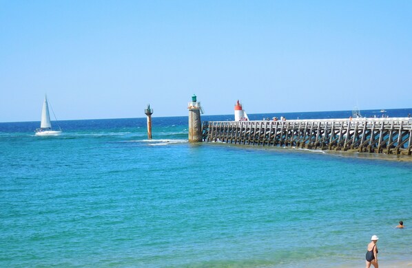 Una spiaggia nelle vicinanze