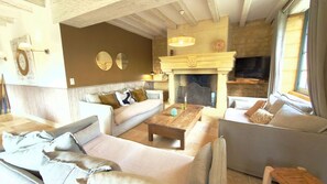 Smart TV, caminetto, tavolo da calcetto, tavolo da ping pong