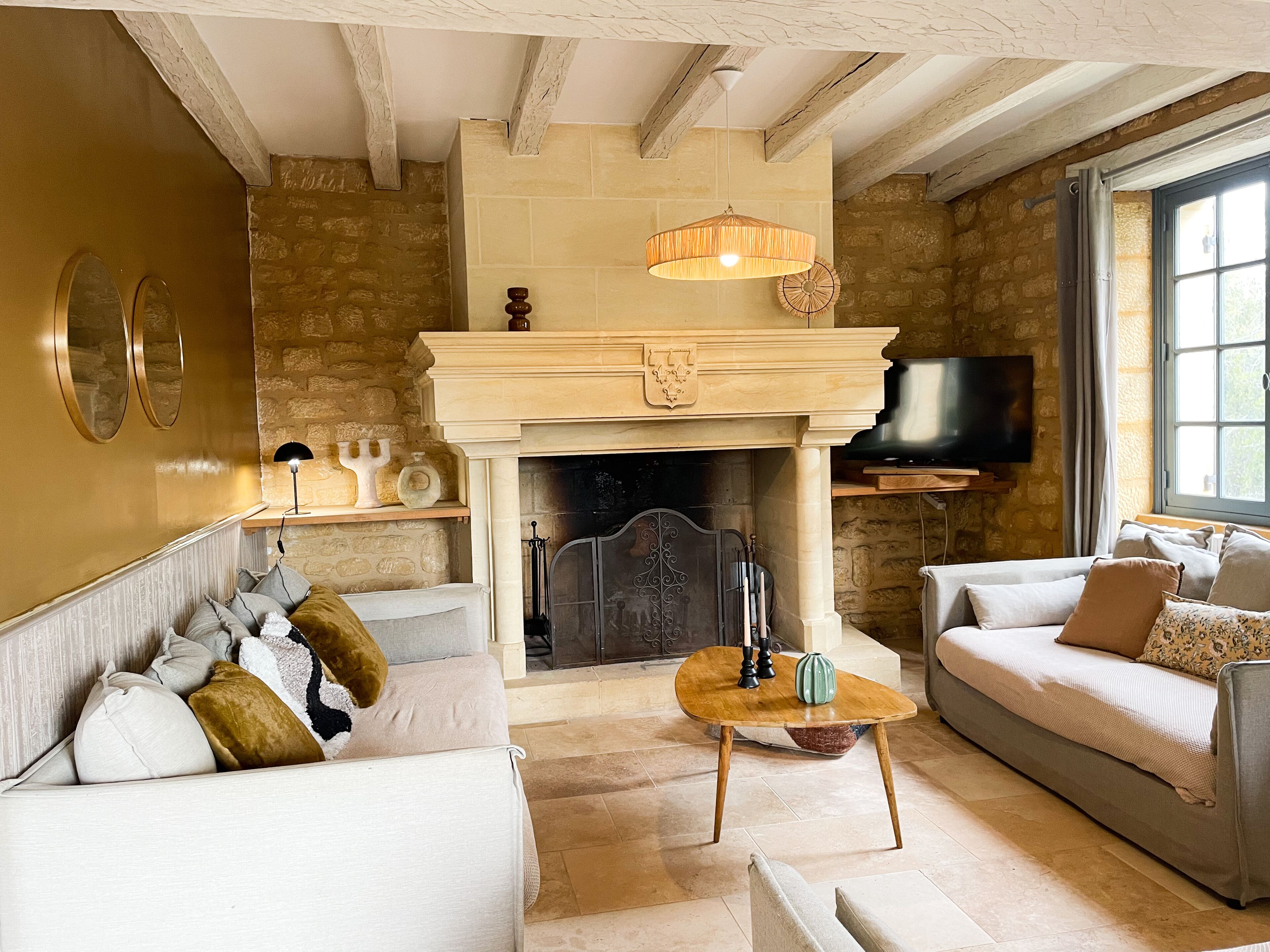 TV connectée, cheminée, baby-foot, table de tennis de table