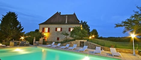 Una piscina techada, una piscina al aire libre