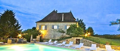 Een binnenzwembad en een buitenzwembad