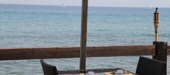 Apartment in luxury tree-lined residence, direct access to the beach