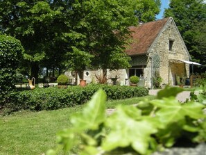 Property grounds - Cottage house on a beautiful property of 6 hectares of clearings meadows and woods (Donzy)