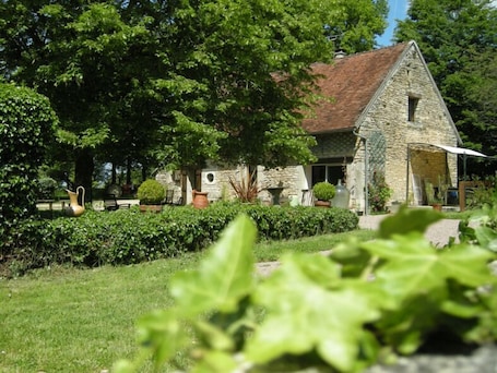 Parco della struttura. Cottage su una splendida proprietà di 6 ettari di radure prati e boschi