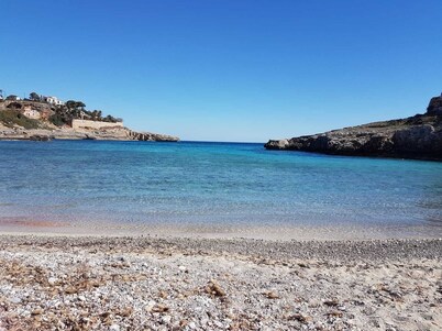 NEAR SEA, very nice modern apartment in house with nice garden, swimming pool